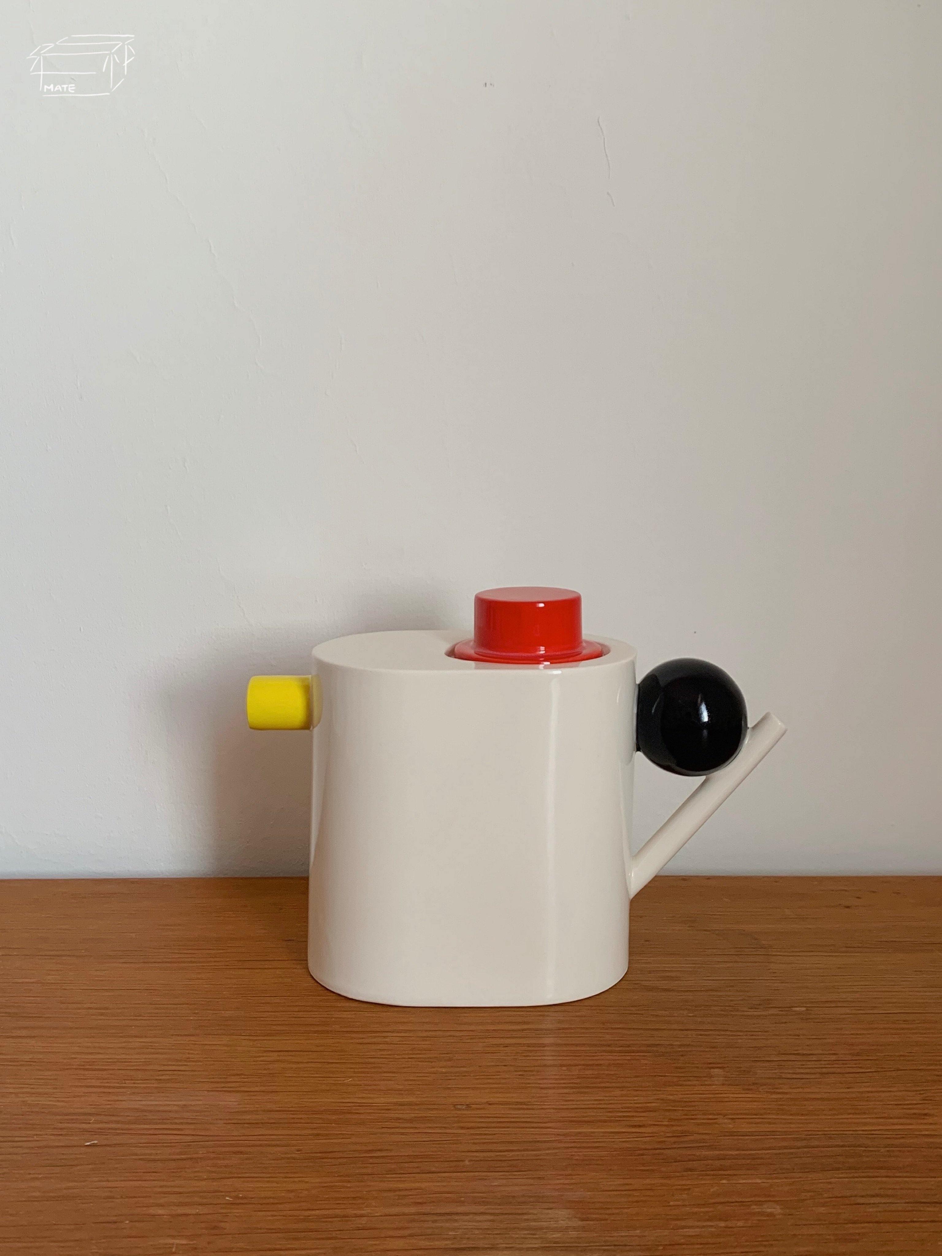 Design.K 圓茶壺 (Yellow spout.grey lid) - MATE